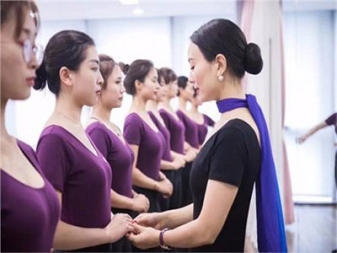 形象礼仪与社交礼仪 专业商务礼仪服务的双重基石